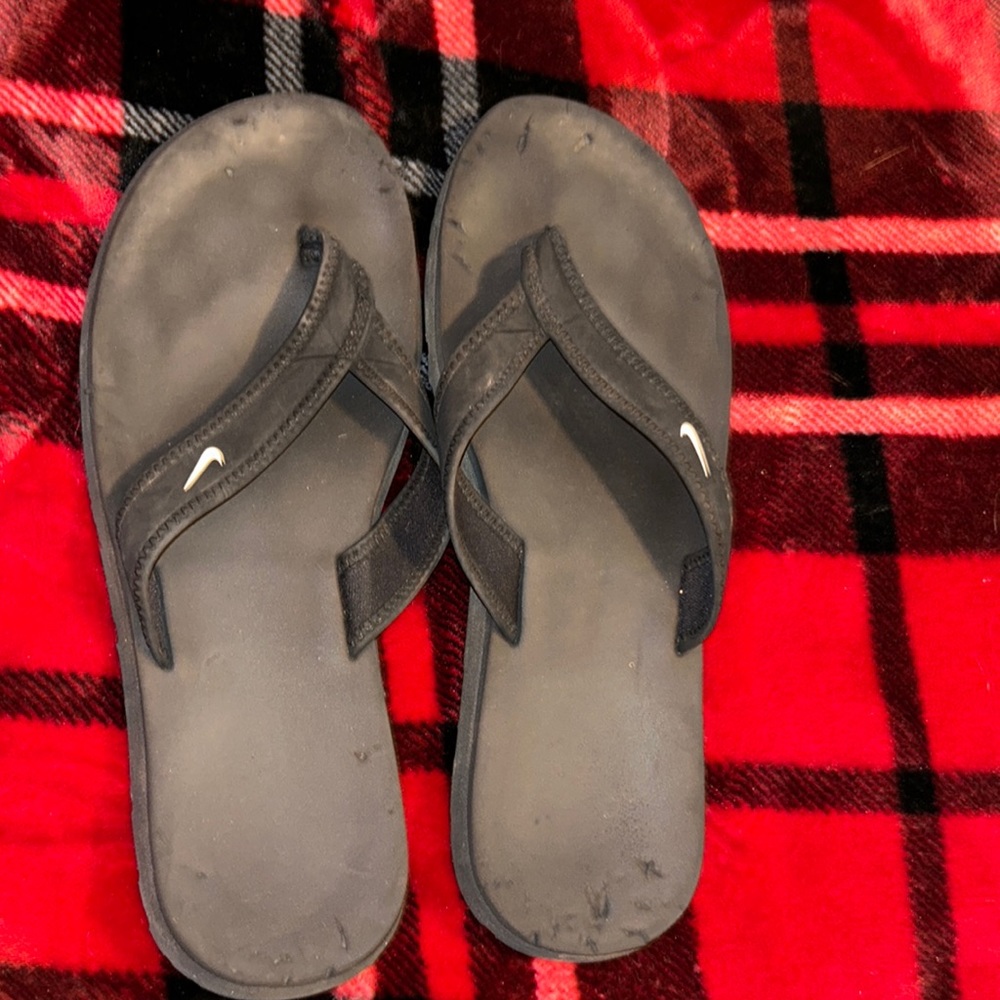 Black Nike Flip Flops. Damaged. Size 8